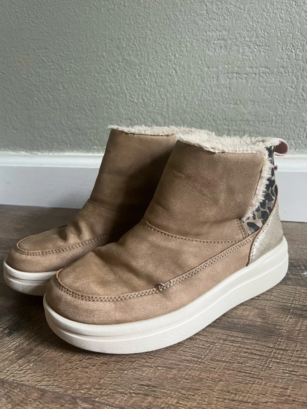 Hey Dude Mel Youth Girls' Fashion Boot size 2‎